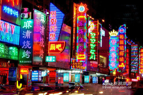 沈阳西塔朝鲜族风情街夜景，中韩双语招牌霓虹闪烁